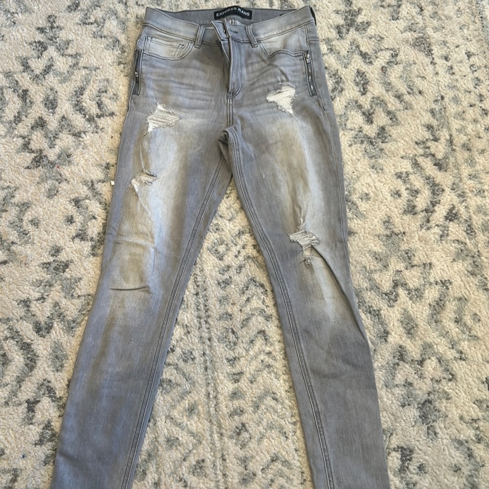 Barely worn Express jeans sz 6. Color faded gray